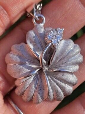 Fabulous solid weighty 925 sterling silver Hawaiian hibiscus flower necklace